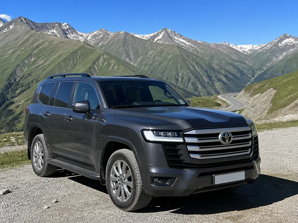 Toyota Land Cruiser 300 — تأجير سيارات في جورجيا
