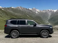 Toyota Land Cruiser 300 — side