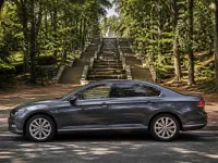 Volkswagen Passat — الجانب
