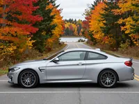 BMW M4 Competition — zijkant