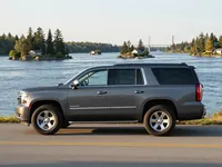 Chevrolet Suburban — 侧面
