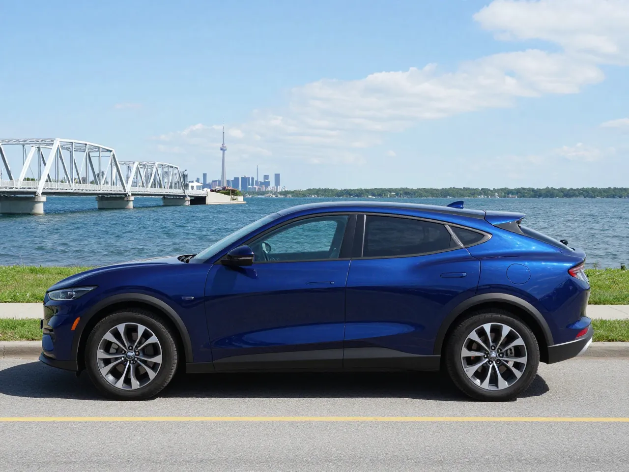 Ford Mustang Mach-E — lateral