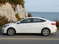 Hyundai Accent — lateral