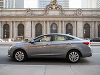 Hyundai Elantra — lateral