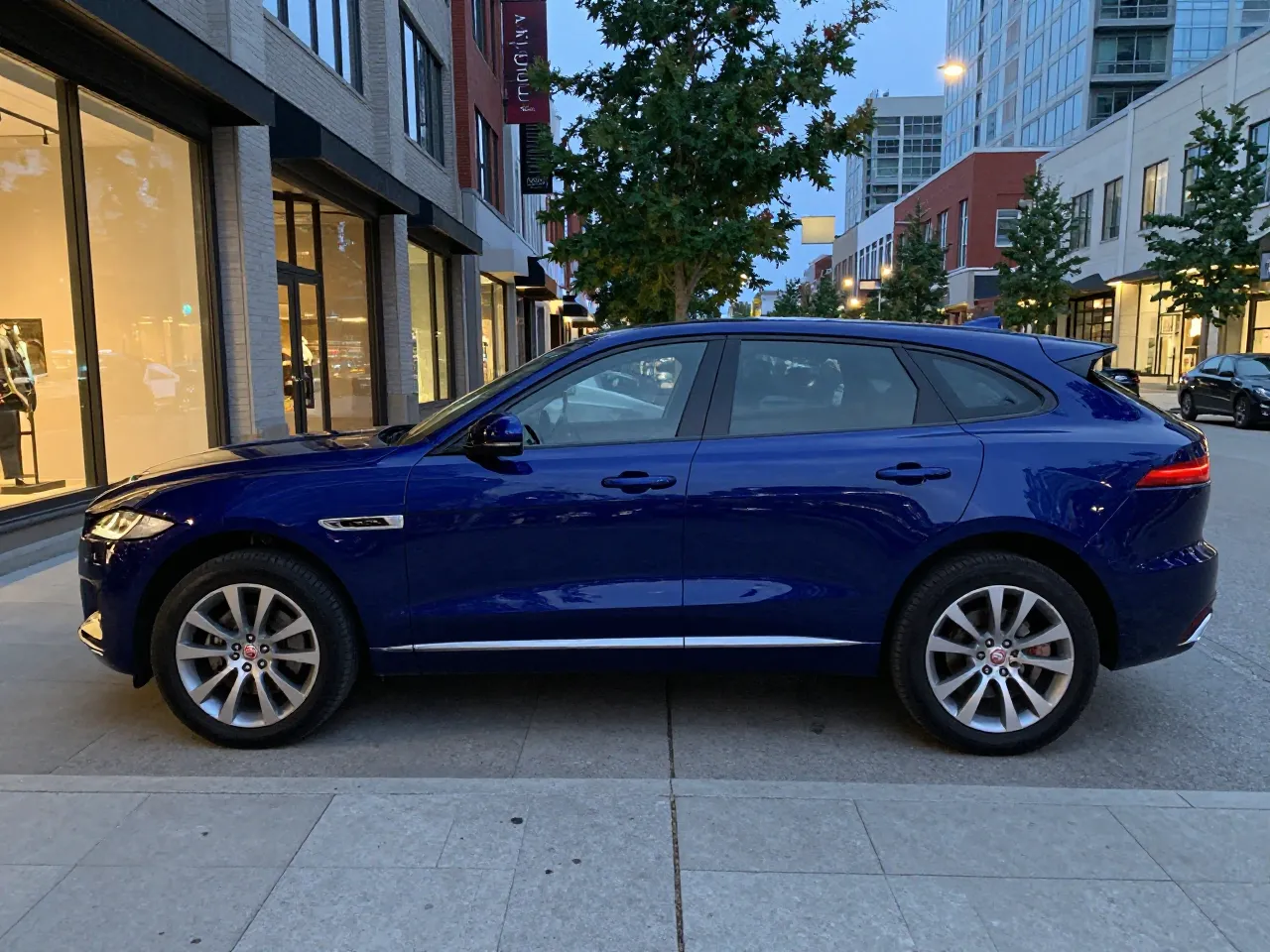 Jaguar F-Pace — side