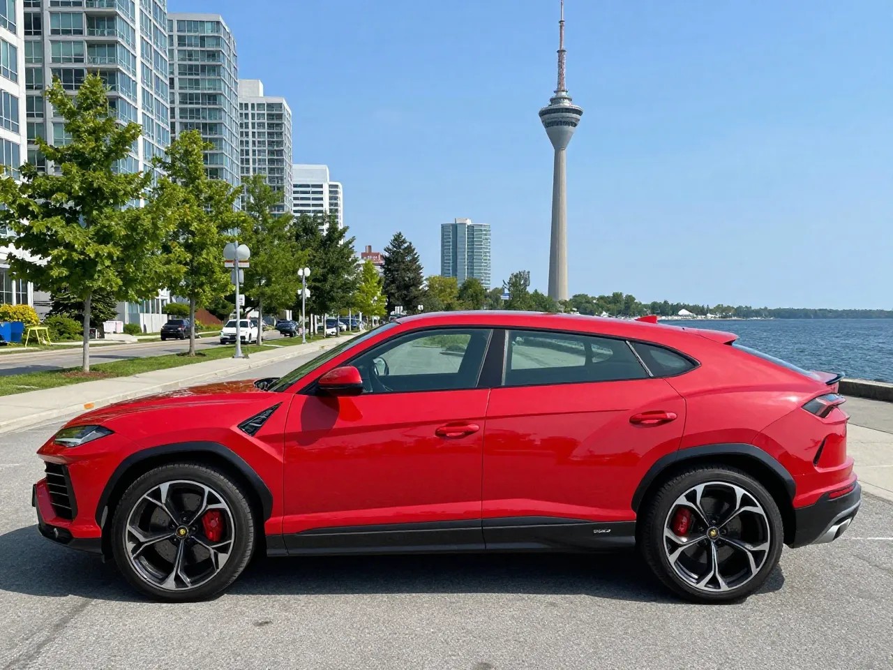Lamborghini Urus — 侧面