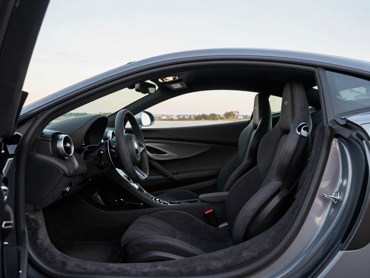 McLaren 570S — interior