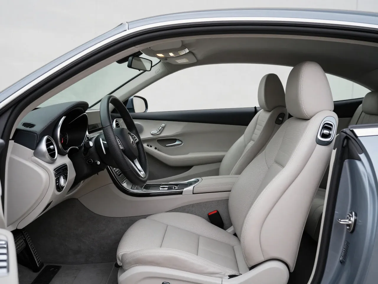 Mercedes-Benz C 300 Cabriolet — interior