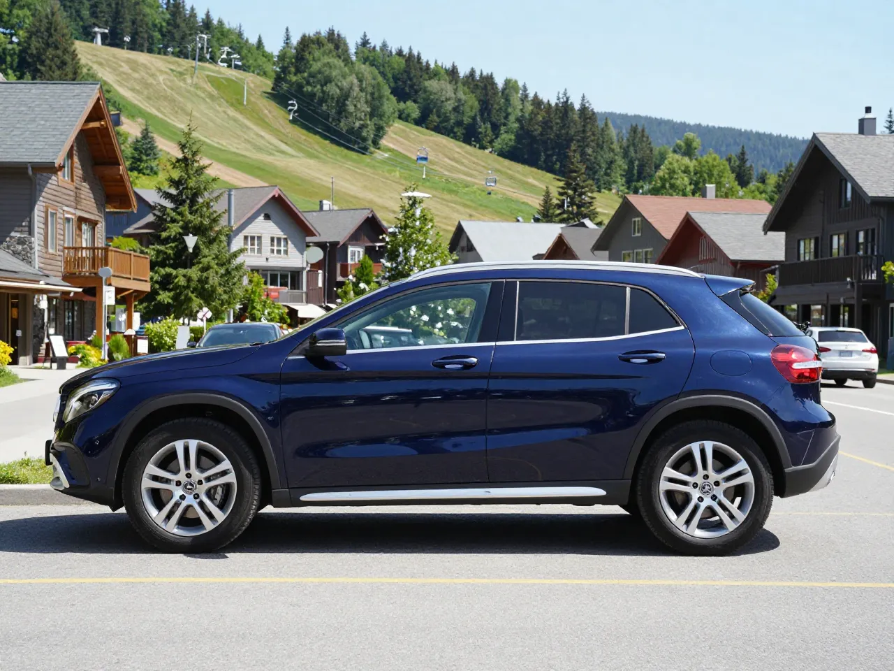 Mercedes-Benz GLA — lateral