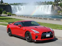 Nissan GT-R — frente