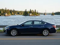Nissan Maxima — zijkant