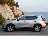 Nissan Rogue — seitlich