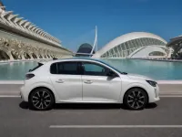 Peugeot e-208 — сбоку