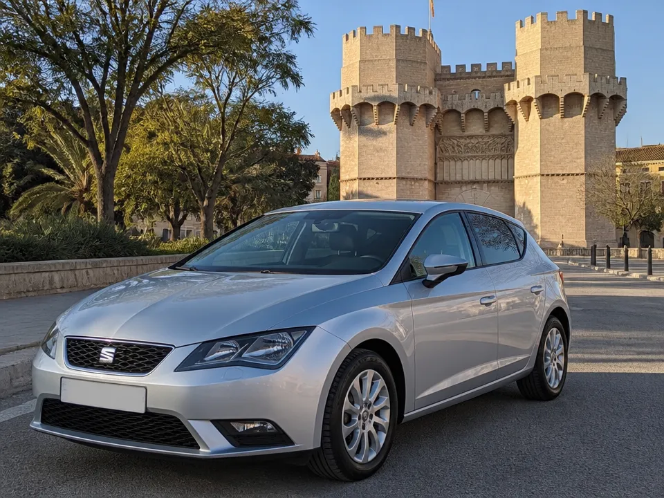 Seat Leon — alquiler de autos en Valencia