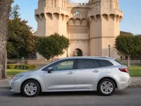 Toyota Corolla Touring Sports — side