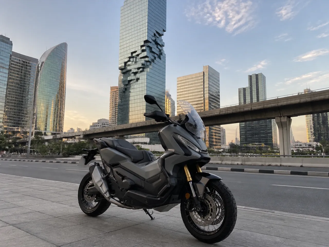 Honda X-ADV 750 — спереди