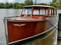 Hacker-Craft Classic mahogany boat — спереди