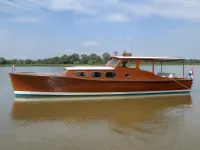 Hacker-Craft Classic mahogany boat — сбоку