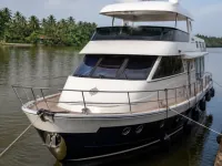 Manohra Cruise — front