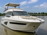 Two-deck cruise yacht — सामने