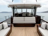 Two-deck cruise yacht — विवरण