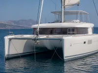 Lagoon 421 — front