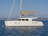 Lagoon 421 — side