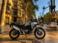 BMW F 900 GS Adventure — 侧面
