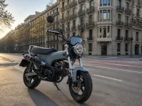 Honda Dax 125 — 正面