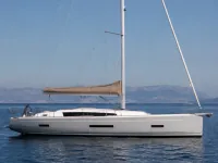 Dufour 44 Performance — side