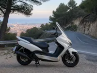 Kymco Grand Dink 125 — seitlich