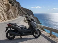Yamaha XMAX 400 — seitlich