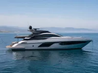 Azimut 68S — seitlich
