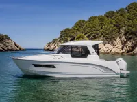 Beneteau Antares 8 OB — seitlich