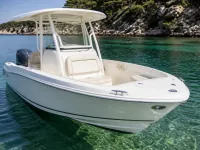 Boston Whaler Outrage 220 — frontal