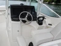 Boston Whaler Outrage 220 — detalle