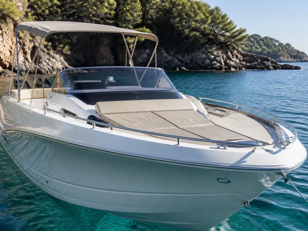 Eolo 590 Open — спереди