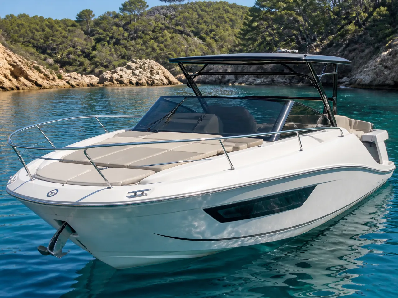 Quicksilver Activ 875 Sundeck — front