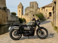 Triumph Street Scrambler 900 — сбоку
