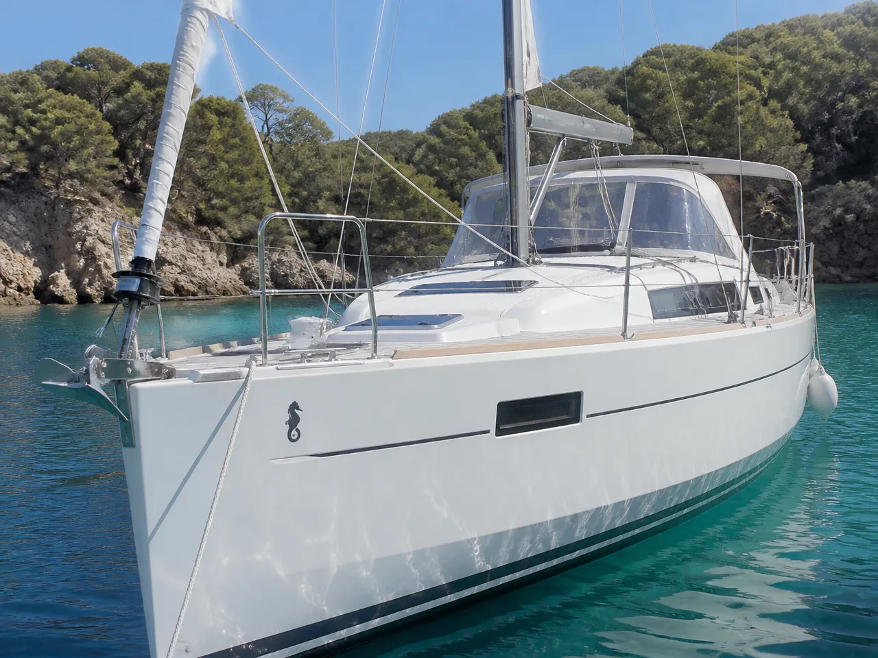 Beneteau Oceanis 38.1 — спереди