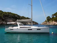 Beneteau Oceanis 38.1 — сбоку