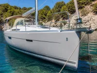 Beneteau Oceanis 40 — frontal