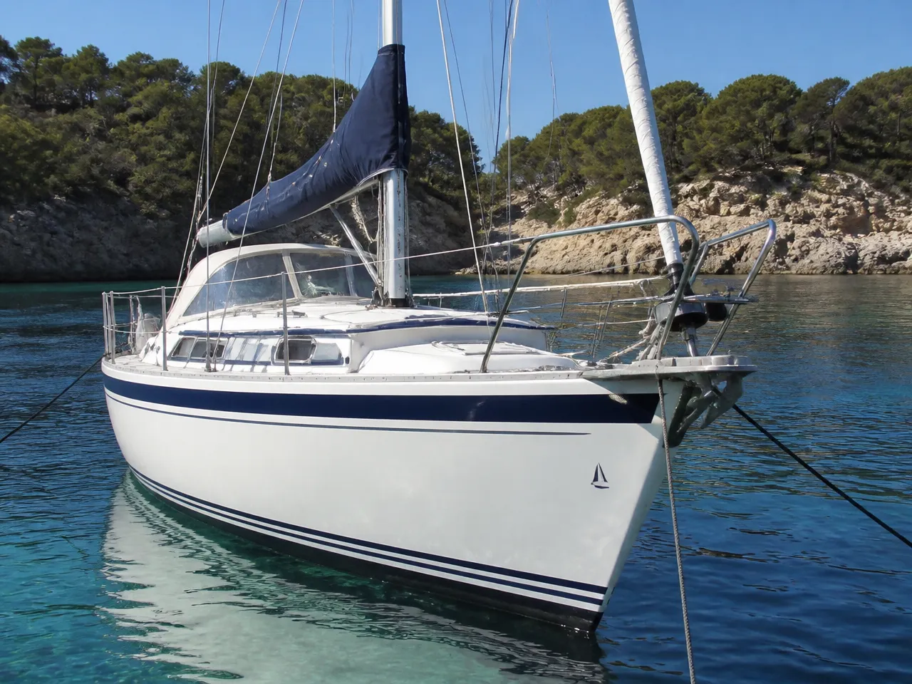 Hallberg-Rassy Mistral 33 — front