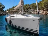 Hanse 345 — front
