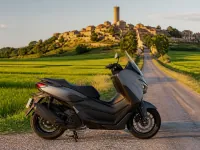 Yamaha NMAX 125 — seitlich