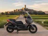 Yamaha XMAX 125 — seitlich