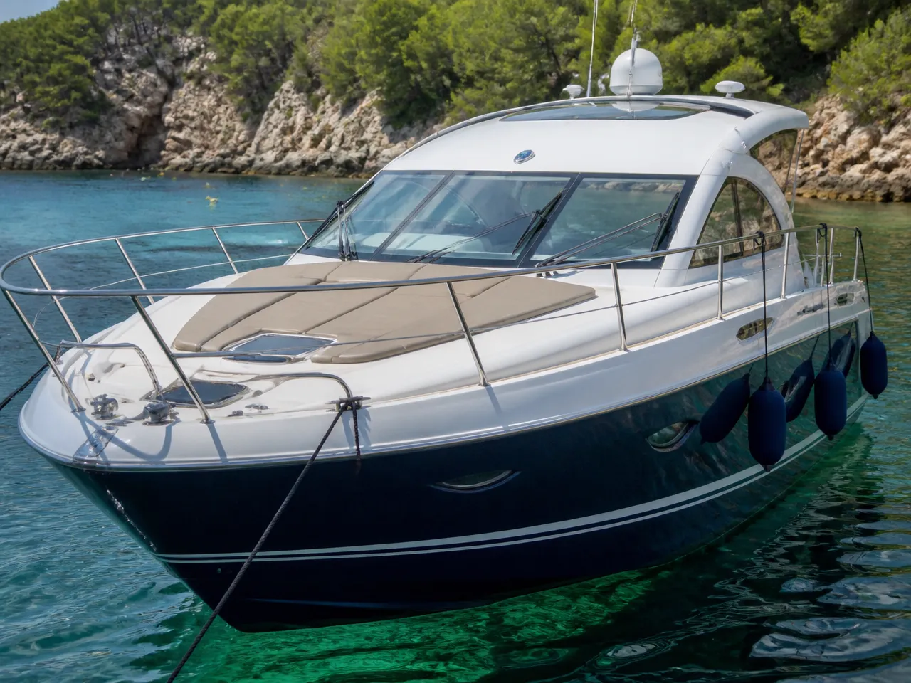 Bavaria 37 Sport — front