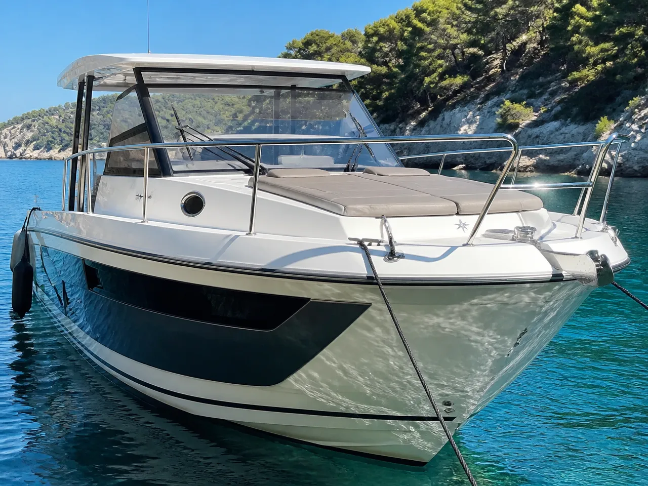 Jeanneau Cap Camarat 10.5 WA — frontal