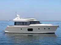 Azimut Magellano 43 — side