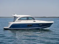Bavaria 33 Cruiser — сбоку